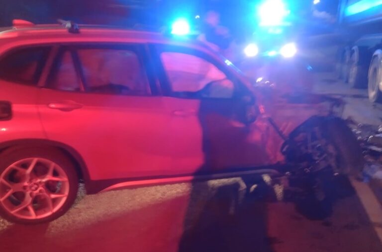 O mașină a intrat într-un camion care staționa în Gilău
