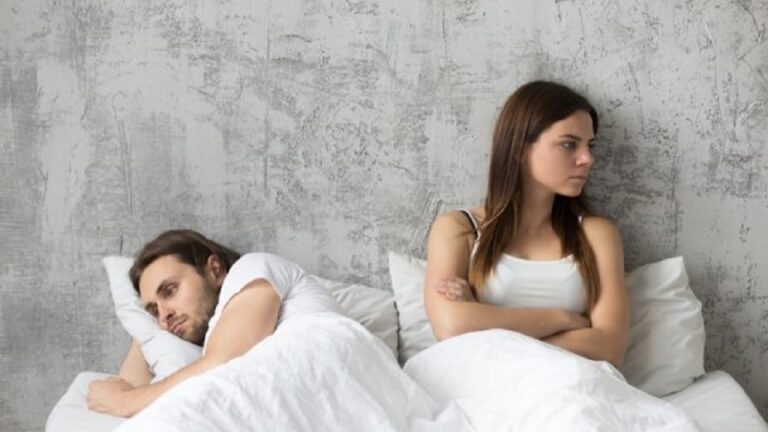 O femeie din Florești, plictisită de monotonia vieții sexuale, i-a cerut soțului un pic de diversitate în pat: „Ești ahtiată” striga după miezul nopții bărbatul!