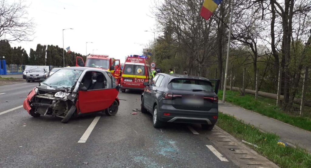 O mașină s-a răsturnat în afara părții carosabile de pe DN1E60 în Florești