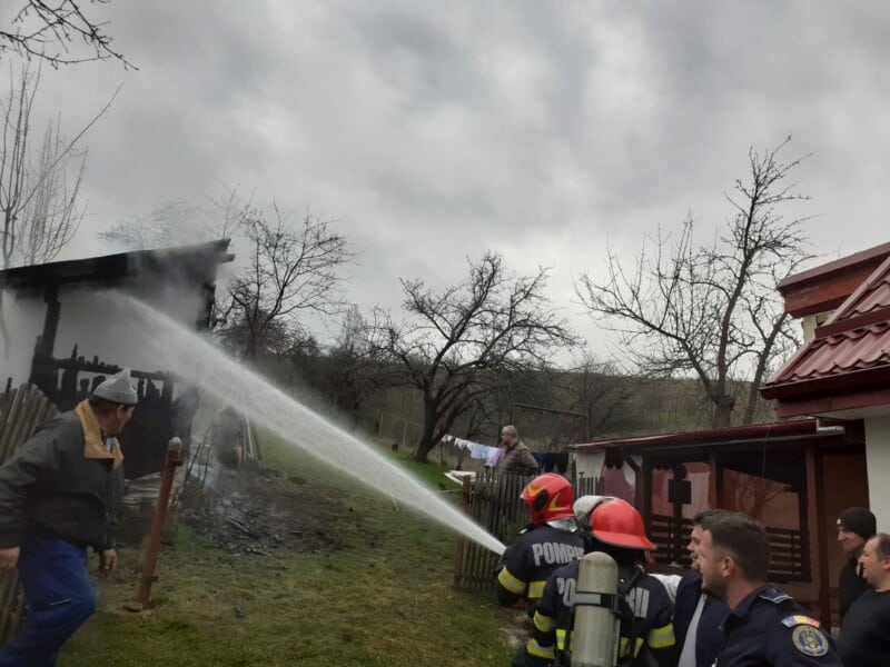 Incendiu în Finiciu, Călățele: Focul a pornit de la o afumătoare