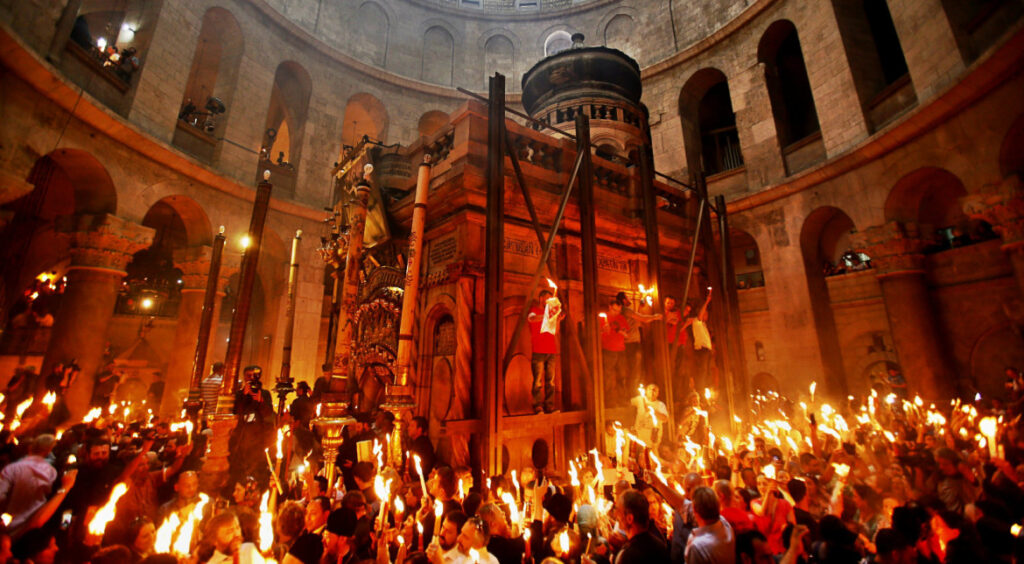 (VIDEO) Lumina Sfântă s-a aprins în Biserica Mormântului Sfânt din Ierusalim: De acolo, va fi trimisă și în România!