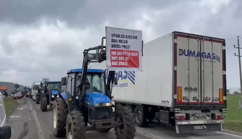 Protest al fermierilor pe DN1 Turda – Cluj: Au ieșit cu tractoarele și reclamă concurența cerealelor ieftine din Ucraina!
