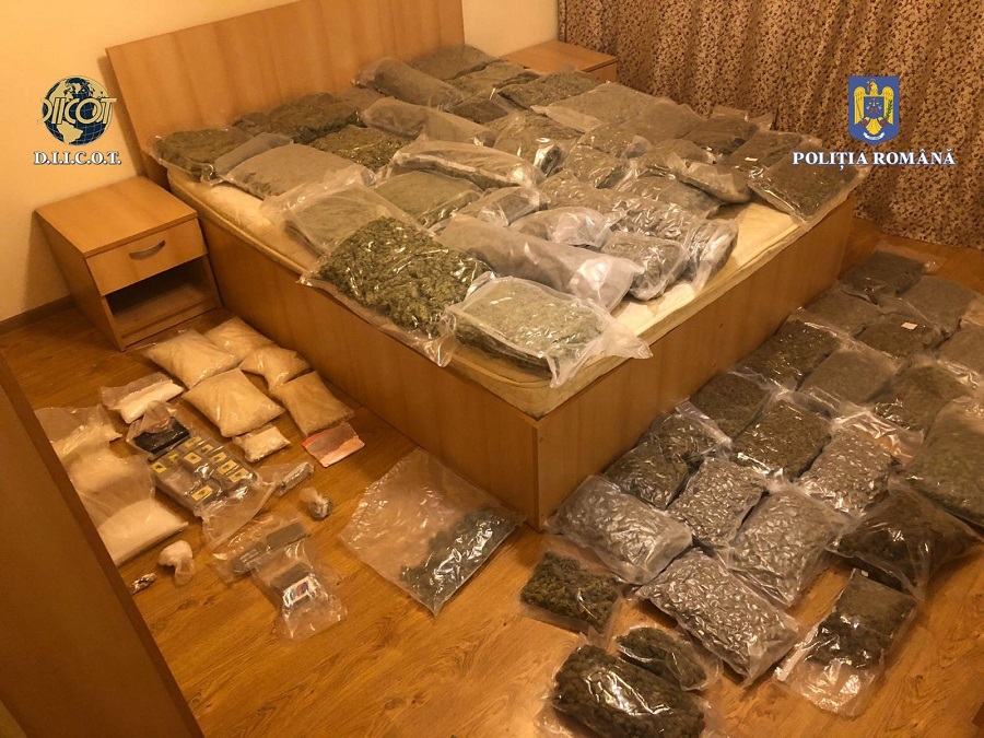 Traficanții de droguri din Ardeal au fost loviți de poliție: 40 de kg canabis, bani și bijuterii au fost confiscate!