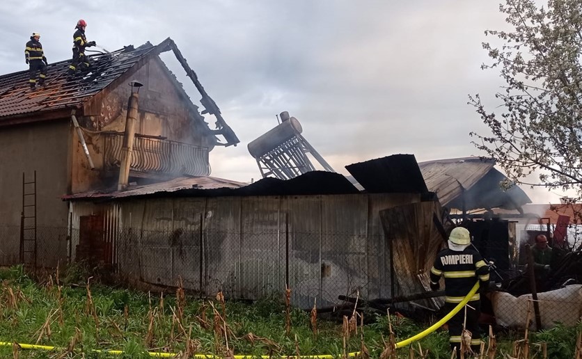 Incendiu violent la o gospodărie din Cheriu: De la  un conductor electric defect sau neizolat corespunzător