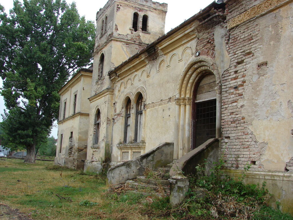 Castelul Bay din Treznea, monument arhitectural, o reproducere a Punții Suspinelor din Veneția