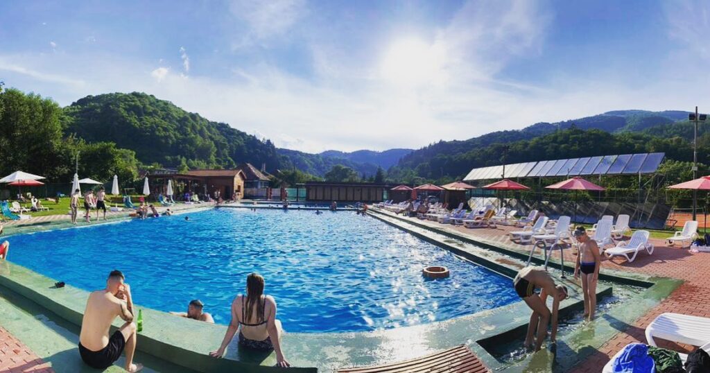 Cel mai modern ștrand din Apuseni, locul ideal de îmbăiere între munții din Țara de Piatră