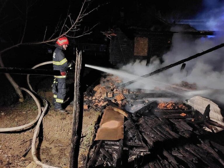 O gospodărie din comuna Zam a fost arsă de un incendiu cauzat de un scurtcircuit la instalația electrică