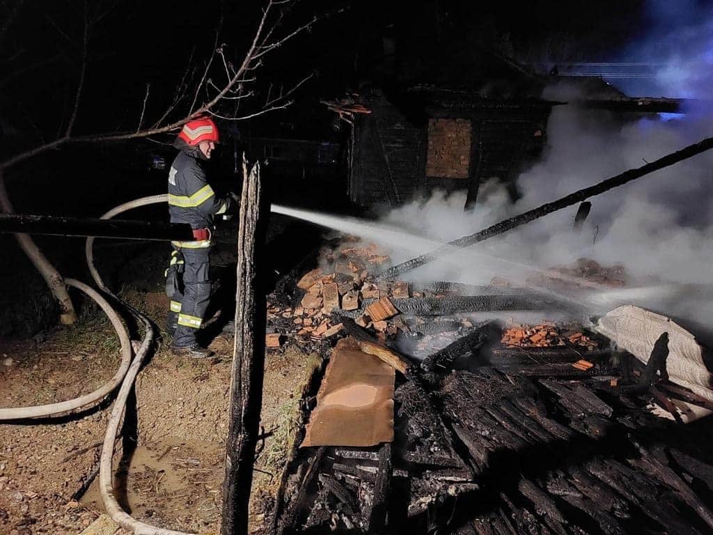 O gospodărie din comuna Zam a fost arsă de un incendiu cauzat de un scurtcircuit la instalația electrică