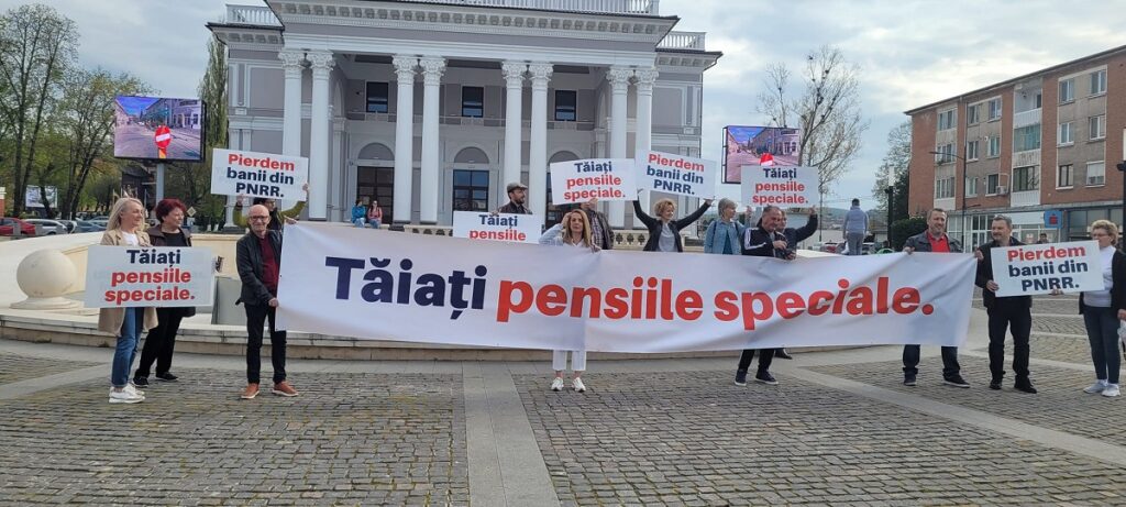 USR protestează în tot județul Hunedoara contra PENSIILOR SPECIALE nesimțite