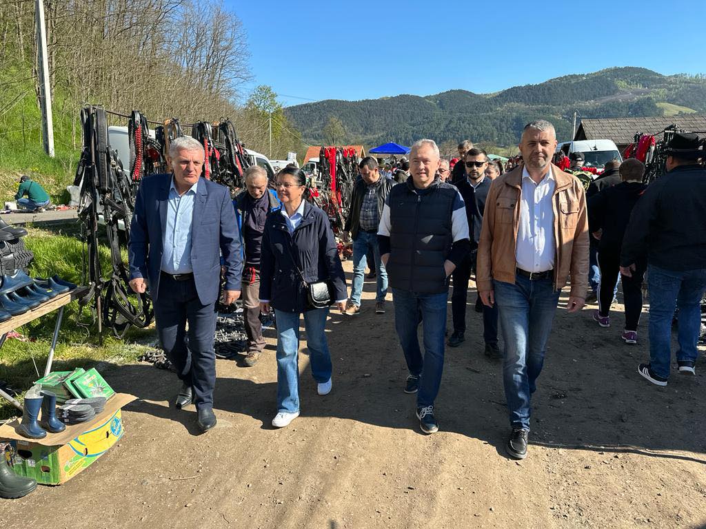 Liberalii au luat cu asalt Târgul de primăvară de la Pui