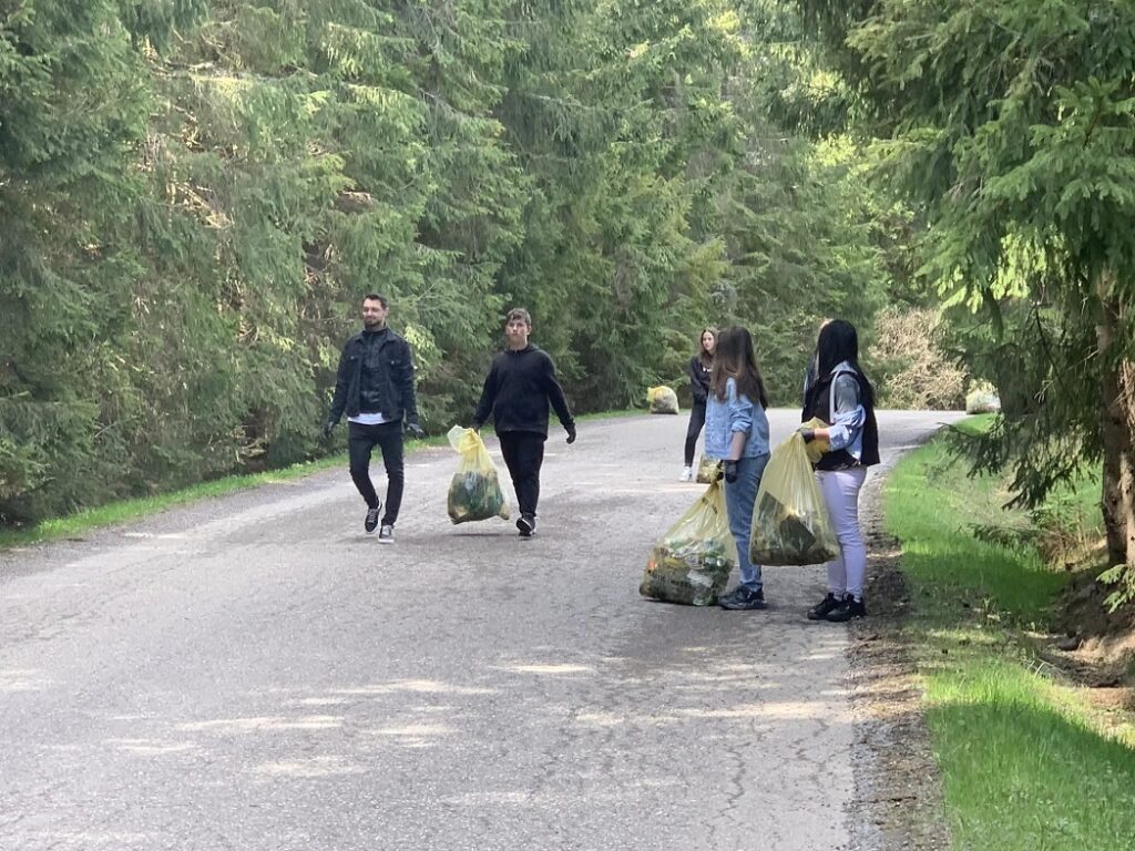 Elevii și localnicii din Beliș, comuna perlă din Apuseni, au strâns gunoaiele lăsate de turiști