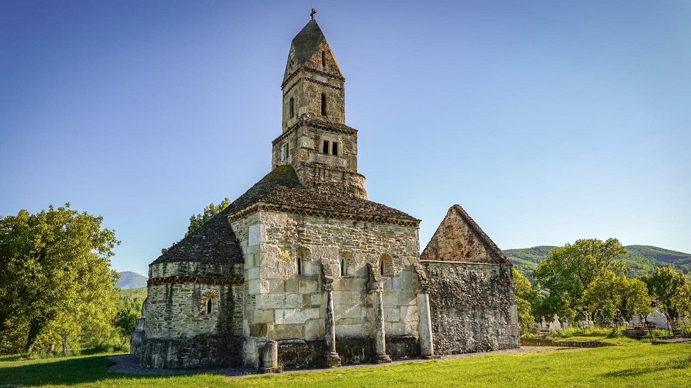 Biserica „Sfântul Nicolae” din Densuș, o construcție fascinantă și misterioasă