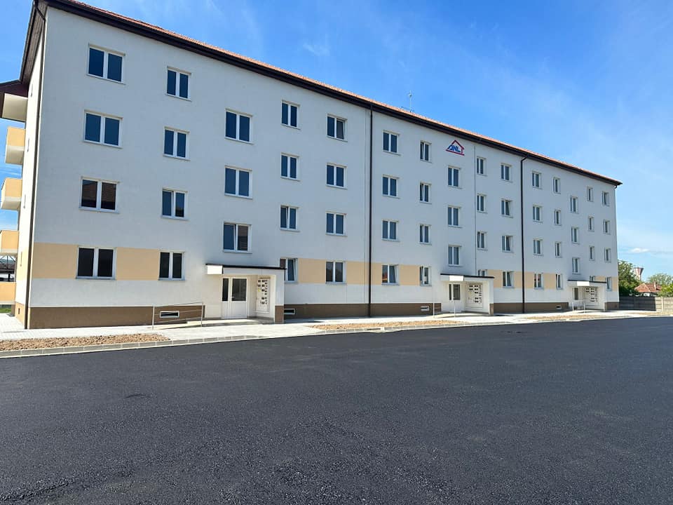 Se finalizează modernizarea parcărilor și accesul în zona noilor locuințe ANL din Beiuș