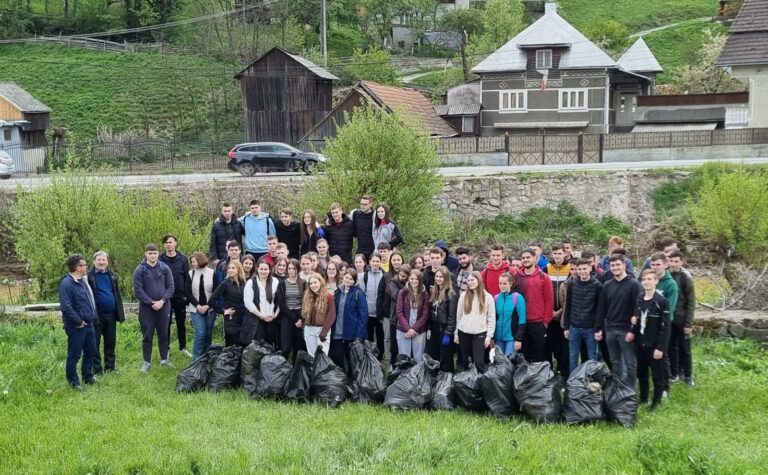 Peste 500 de moți și elevi au adunat sute de saci cu gunoaie în Câmpeni