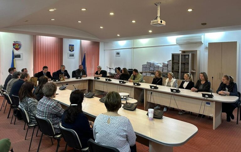 Debandadă totală în primăria Simeria: Angajații se plâng că nu-s plătiți! Prefectul a mers peste primar la control!
