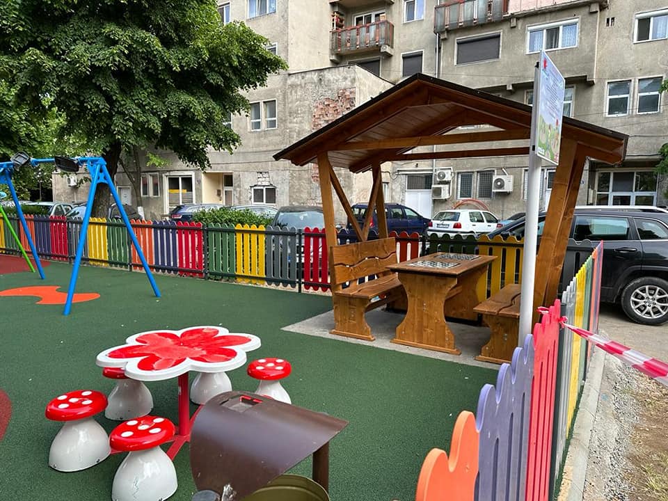 Primăria Beiuș a finalizat și locul de joacă pentru copiii din cartierul Samuil Vulcan