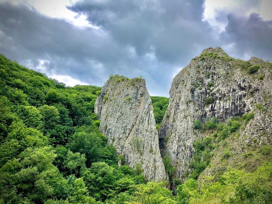 Băile Romane din Cheile Cetii, paradis într-o stâncă la care se ajunge după un traseu turistic spectaculos