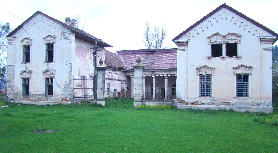(FOTO) Castelul Bethlen din Dragu, în comunism CAP, în democrație s-a furat tot ce se putea din el