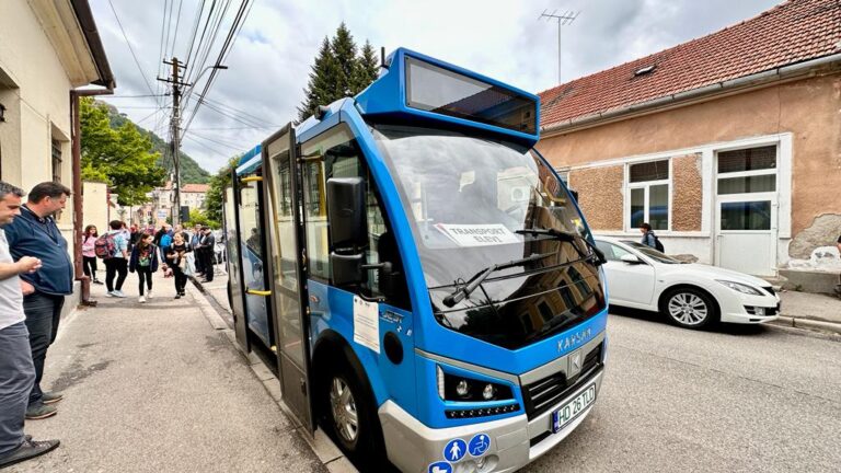 Elevii din Deva vor merge la școală cu microbuze electrice: Tinerii de la Colegiul Național ,,Decebal” Deva sunt deja primii norocoși