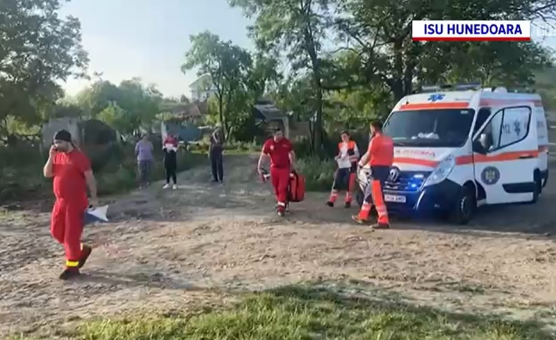 Un bărbat din Hărău a murit după ce s-a electrocutat în timp ce cosea iarba cu un trimmer electric