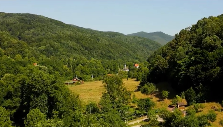 (VIDEO) Comună uitată în Apuseni: În Bulzeștii de Sus, colț de rai, au mai rămas doar 200 de moți zărăndeni! Tradiția, însă, NU a murit!