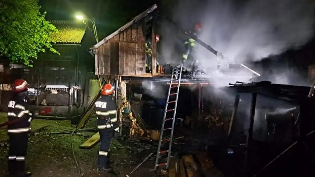Pompierii din Câmpeni au stins un incendiu dintr-o gospodărie din Geamăna, comuna Lupșa