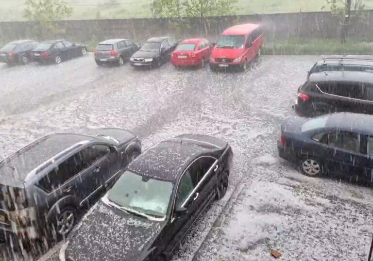 (VIDEO) A plouat cu grindină vineri după amiază în Beiuș!