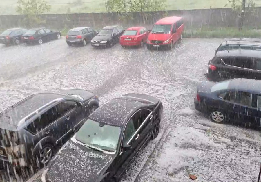 (VIDEO) A plouat cu grindină vineri după amiază în Beiuș!
