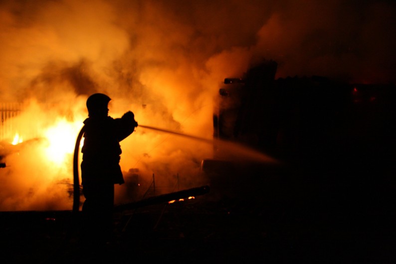 Incendiu la Sebeș: Acoperișul unei locuințe a luat foc