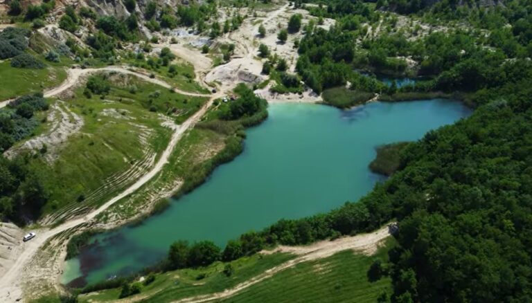 Laguna Albastră, albastrul apei pe care-l găsiți în Bali, la doi pași de Cluj