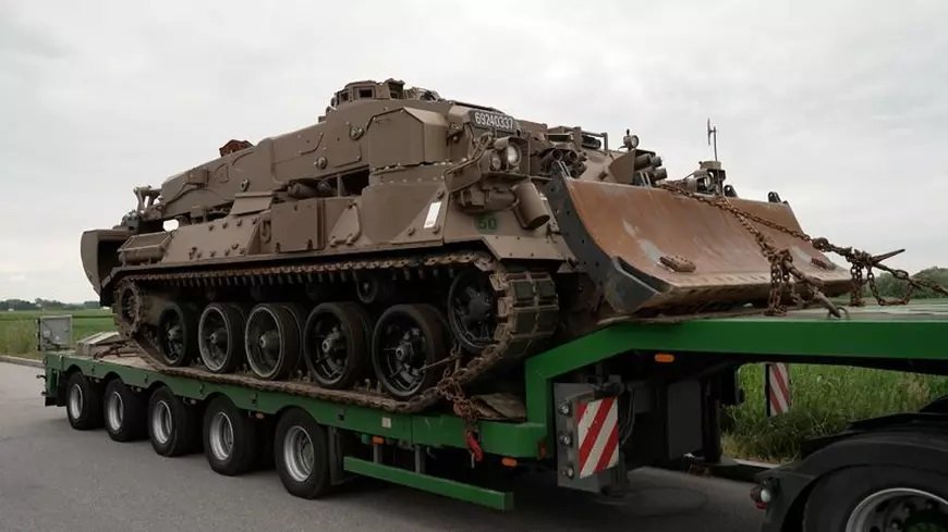 Un şofer român de TIR a fost prins în Germania când transporta un tanc deghizat în excavator