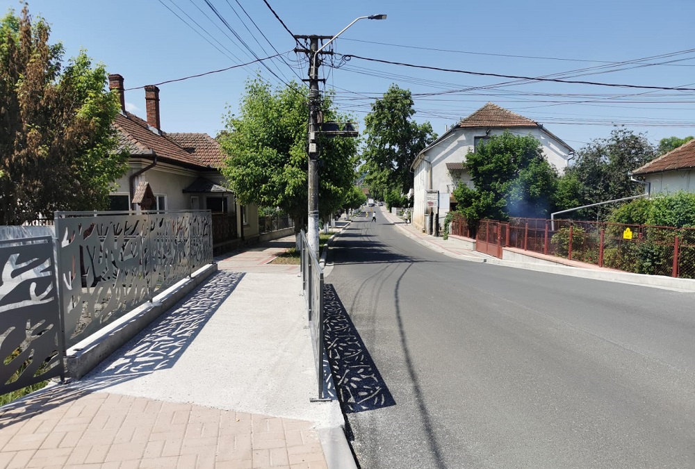 (VIDEO) Strada Liceului din Brad a fost modernizată: Accesul la cel mai prestigios și istoric liceu din Țara Zarandului este acum de 5 stele