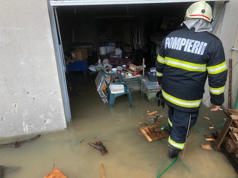 Echipajele de pompieri au evacuat apa din 17 curți, subsoluri și pivnițe din Oradea, Sânmartin, Meziad, Cihei și Cuzap