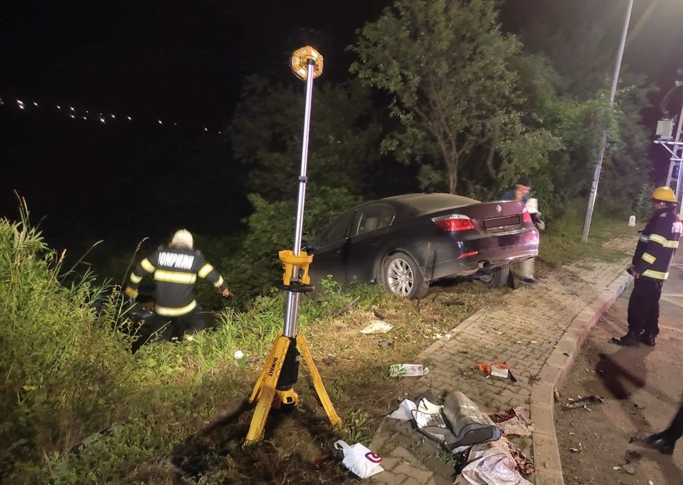 Pompierii au salvat 3 victime ale unui accident rutier produs în Brătești, comuna Răbăgani