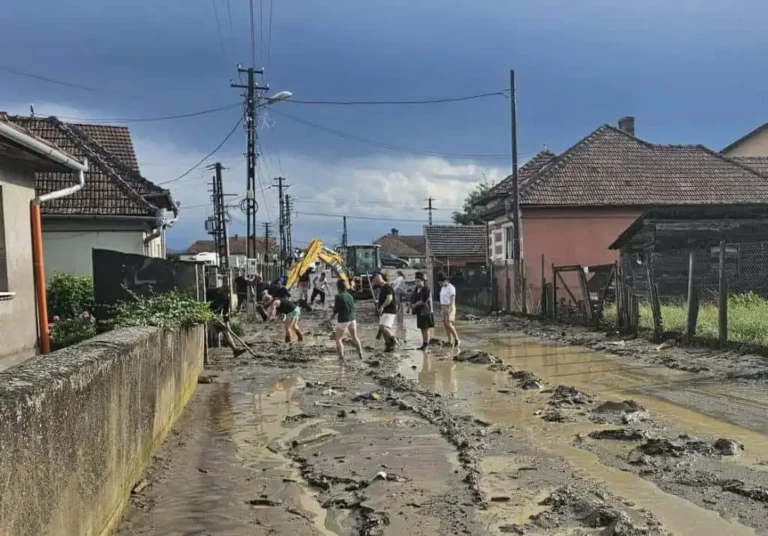 Inundații în comuna Vințu de Jos: Apa în curțile sătenilor!