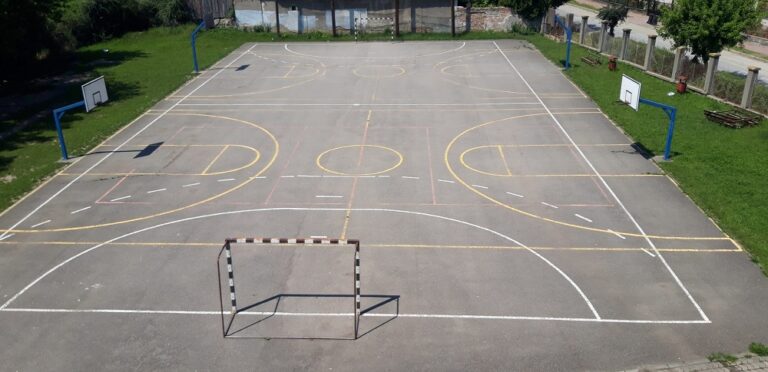 Elevii și tinerii din Aiud au liber la sport în curțile școlilor din municipiu în vacanța școlară