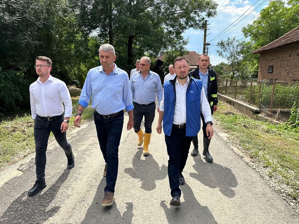 Ministrul Mediului însoțit de Prefectul Hunedoarei s-au deplasat în Baia de Criș, comună grav afectată de inundații
