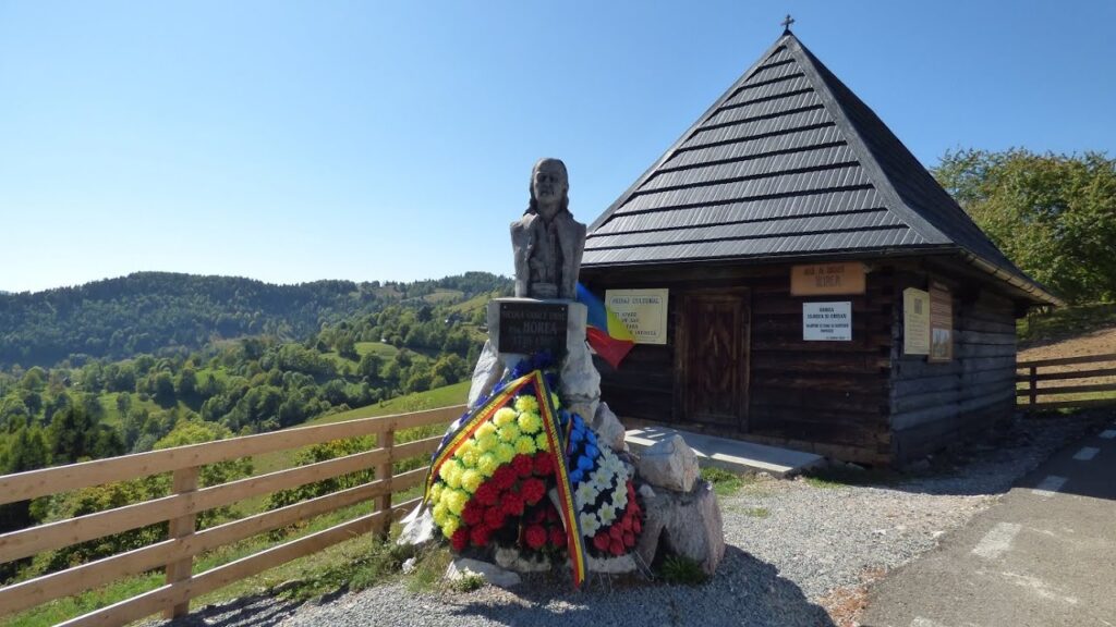 Casa lui Horea și Frasinul lui Horea, în inima Apusenilor. Obeliscul a fost ridicat după unirea Transilvaniei cu România!