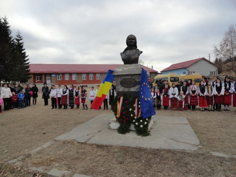 Pelaghia Roșu din Mărișel, onorată printr-un bust aflat în fața școlii gimnaziale din Mărișel