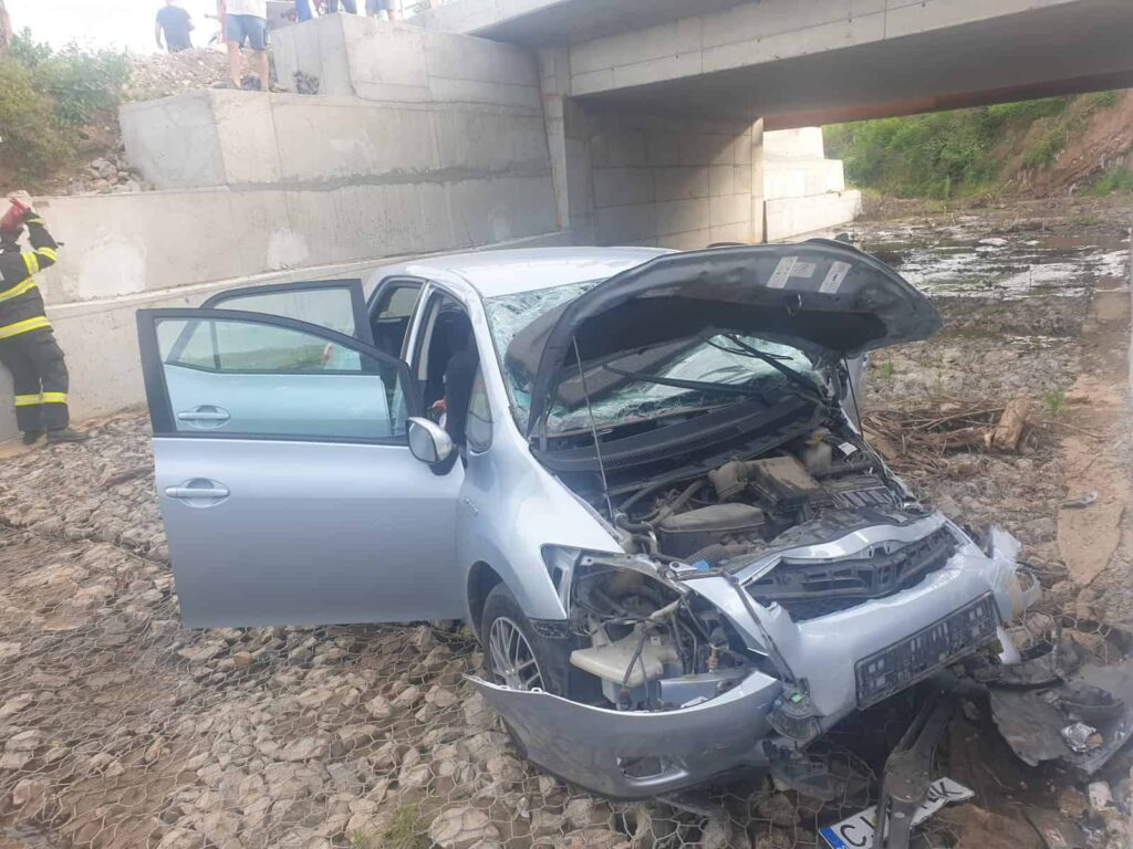 (VIDEO) O mașină a căzut de pe pod în Stolna: Un tânăr este grav rănit