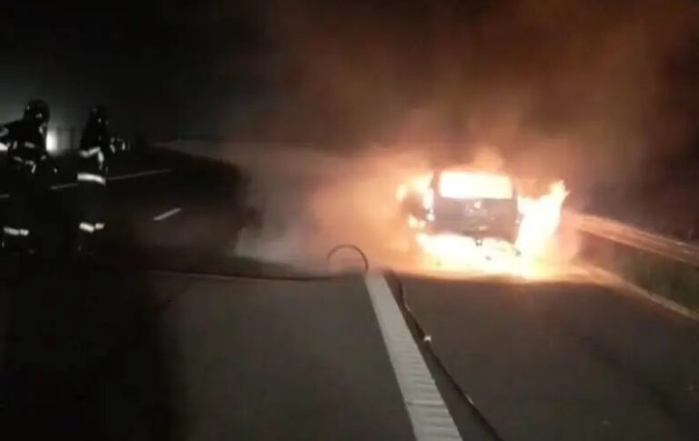 O mașină a ars, în noaptea de miercuri spre joi, pe autostrada A3, Turda – Gilău