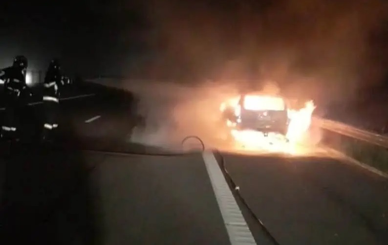 O mașină a ars, în noaptea de miercuri spre joi, pe autostrada A3, Turda – Gilău