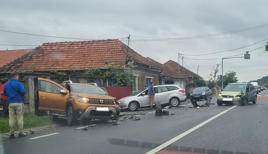 Accident la Hidișelul de Sus, pe DN 76: Două persoane au ajuns la spital, după ce două mașini s-au lovit!