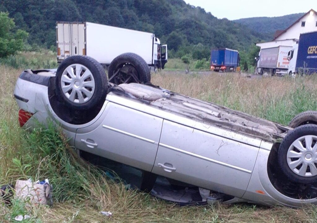 Accident în Huedin, pe DN1E60, Cluj-Oradea: O mașină s-a răsturnat!