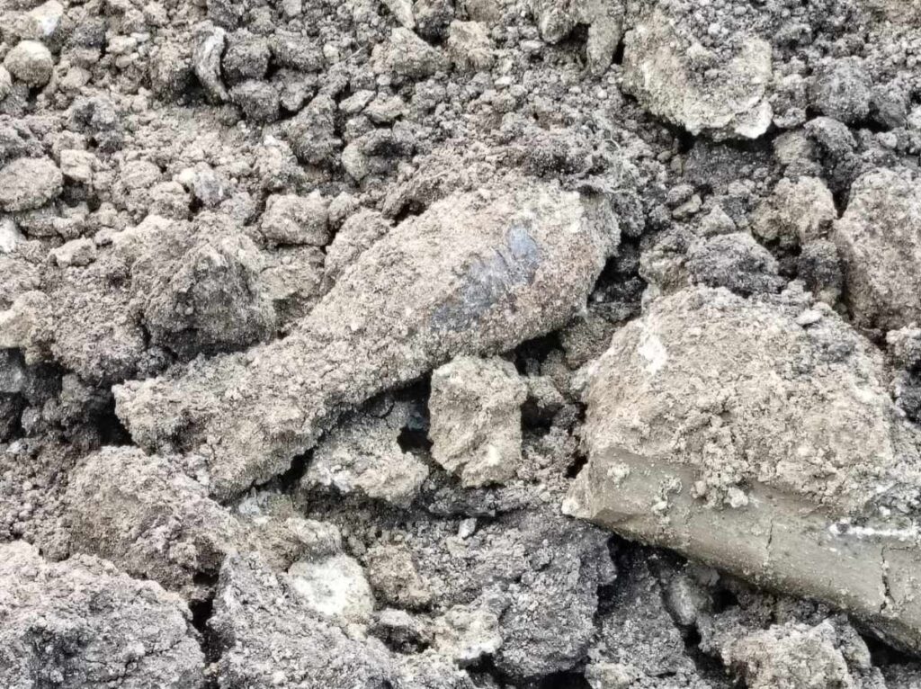 O bombă a fost descperită în Săndulești, în timpul unor lucrări la rețeaua de apă și canalizare