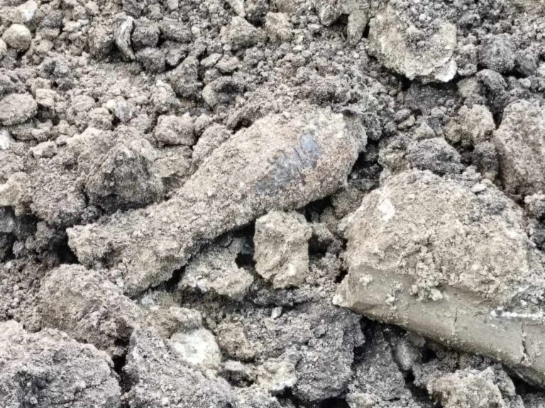 O bombă a fost descperită în Săndulești, în timpul unor lucrări la rețeaua de apă și canalizare