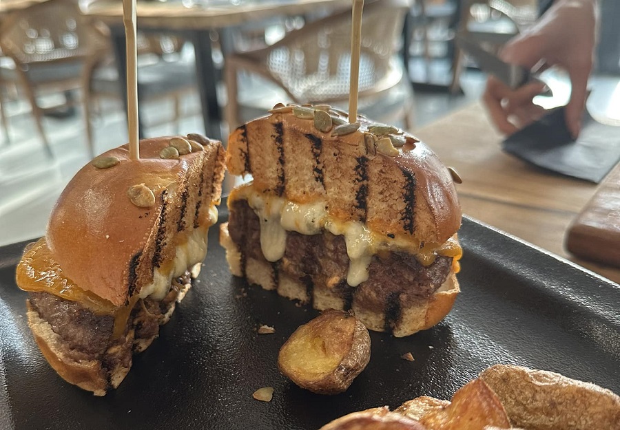 Cel mai scump burger din lume se vinde la Cluj:  6.000 de dolari, cu icre Beluga, cu Wagyu din Japonia…