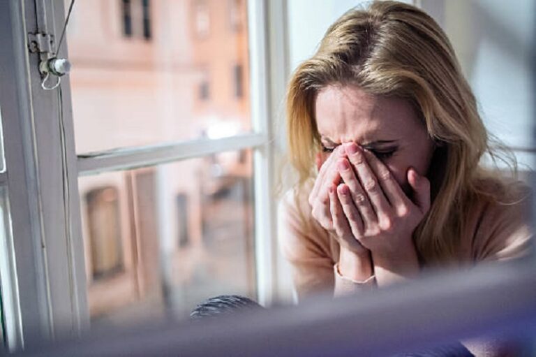 O femeie din Sebeș a crezut că dat lovitura: A găsit un card și a plătit cu el. Acum plânge că-i anchetată de poliție