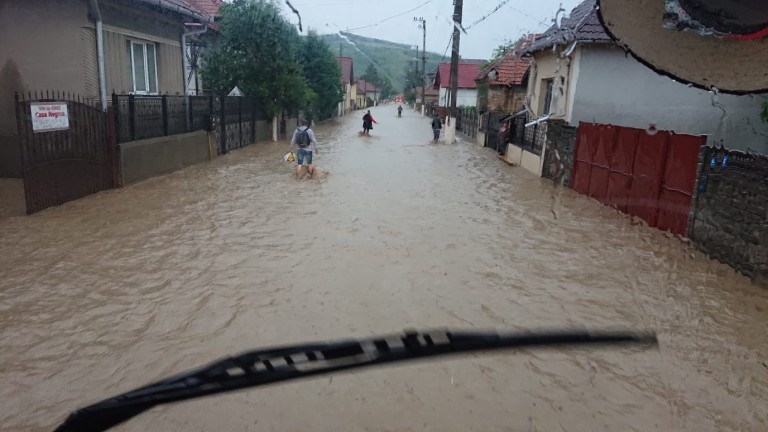 (VIDEO) Localitățile Ighiu și Șard au fost inundate duminică seara, în urma unei vijelii
