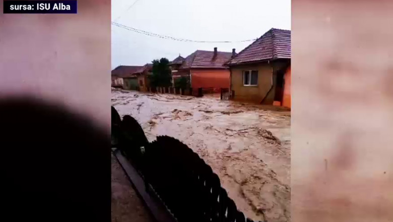 Zeci de pompieri, jandarmi, polițiști și voluntari continuă intervenția în Șard, în urma inundațiilor